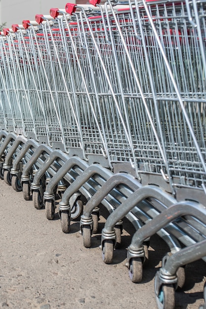 Foto trolley van de supermarkt staan op een rij. detailopname. verticale foto.