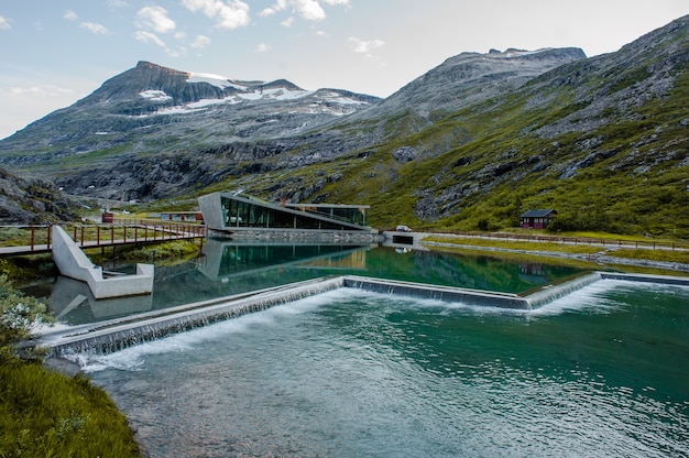 トロルスティーゲン-ノルウェーの山道。上から見る