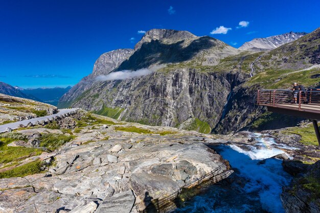 Trollstigen 또는 Trolls Path는 노르웨이의 구불구불한 산악 도로입니다.