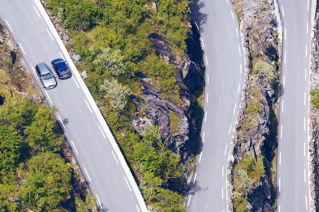 ノルウェーの山々のTrollstigeveien道路