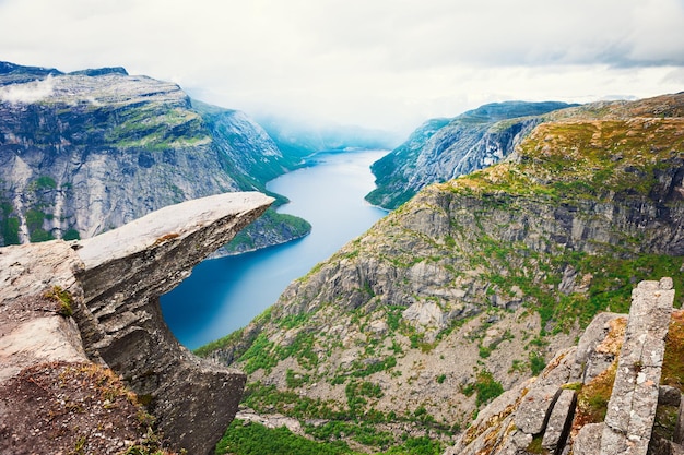 Trolltunga - beroemd oriëntatiepunt in Noorwegen. Panoramisch uitzicht op fjordmeer en bergen, zomerlandschap