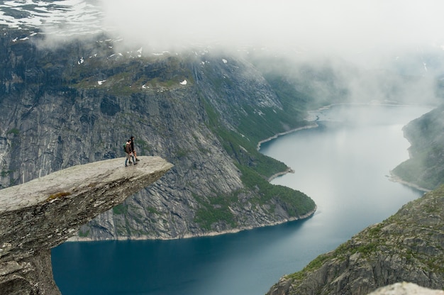 Foto trolltunga in noorwegen is een fantastische schoonheid