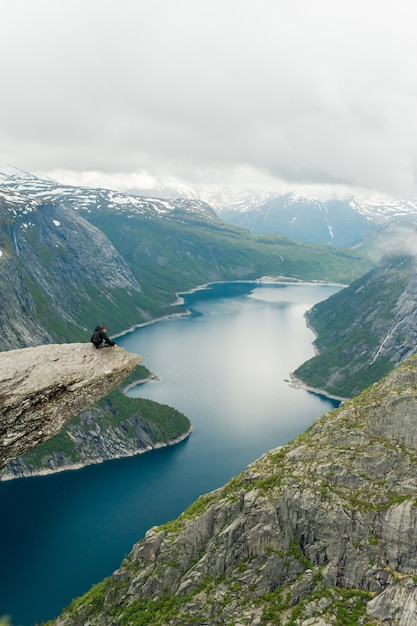 Foto trolltunga in norvegia è una bellezza favolosa