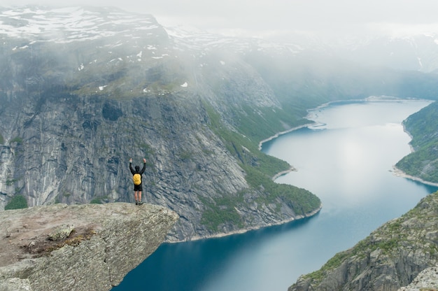 Photo trolltunga in norway is fabulous beauty