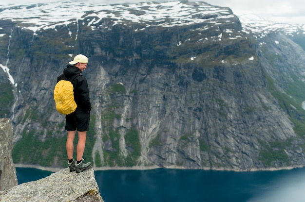 ノルウェーのトロールトンガは素晴らしい美しさです