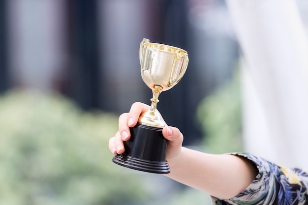 Foto trofeo nelle mani della signora