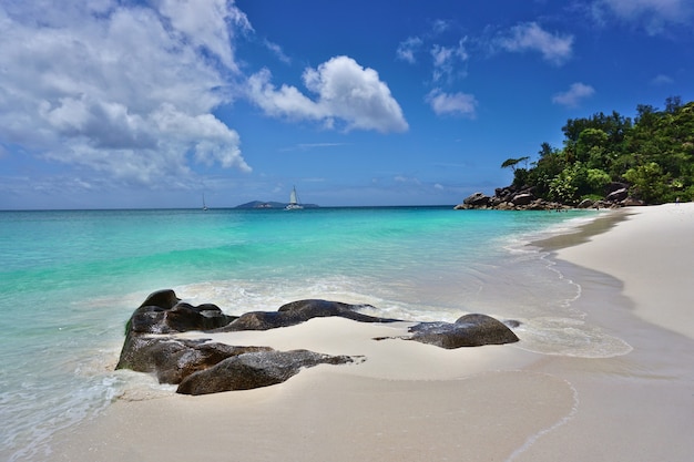 Spiaggia tropicale anse georgette all'isola di praslin, seychelles