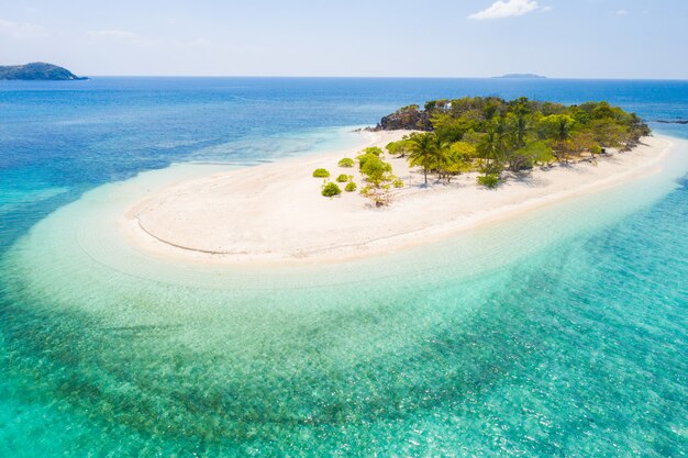 フィリピンのコロンにある熱帯のビーチ