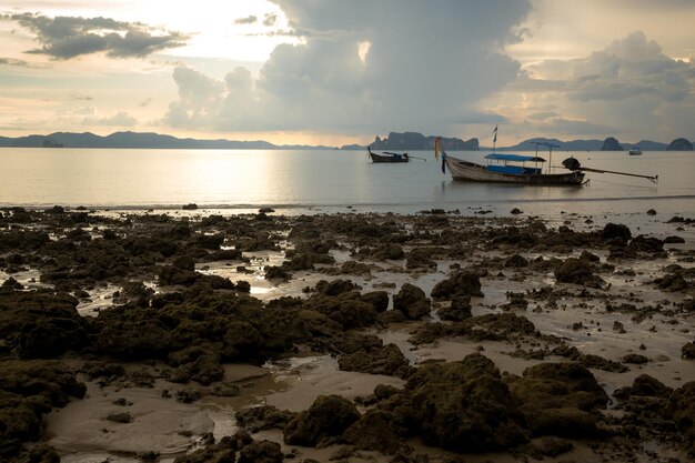 Тропический пляж Лодки с длинным хвостомЗолотой закат Сиамский заливПровинция Краби