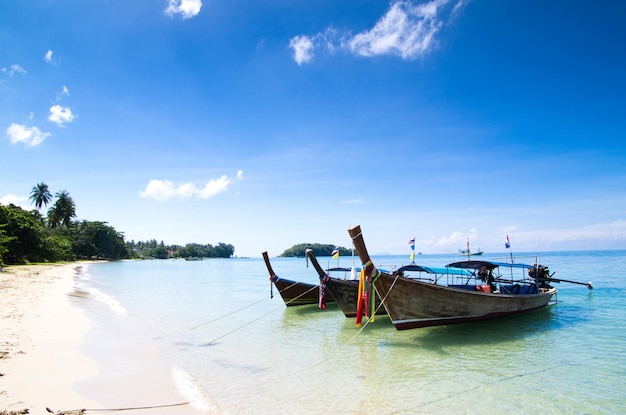 Barche a coda lunga spiaggia tropicale mare delle andamane thailandia