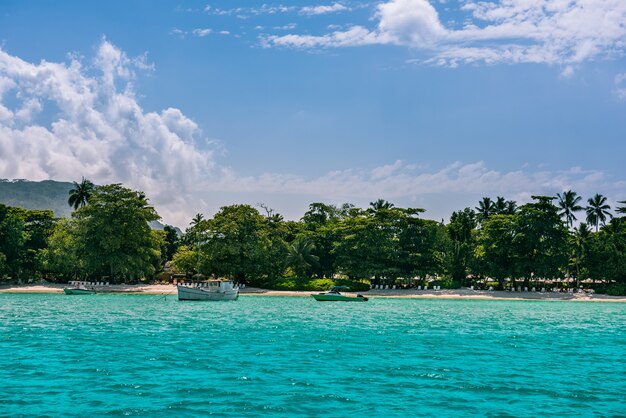 Spiaggia tropicale all'isola di mahe seychelles. inquadratura orizzontale