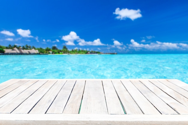 Spiaggia tropicale alle maldive con poche palme e laguna blu