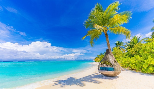 夏休みの風景ビーチスイングまたはハンモック白い砂の穏やかな海の空としての熱帯のビーチのパノラマ