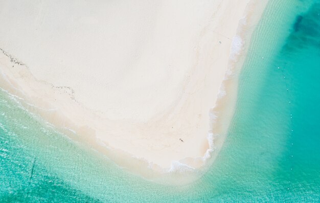 Spiaggia tropicale nelle filippine, daku island