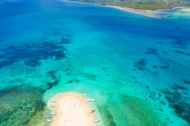 Spiaggia tropicale nelle filippine, isola nuda