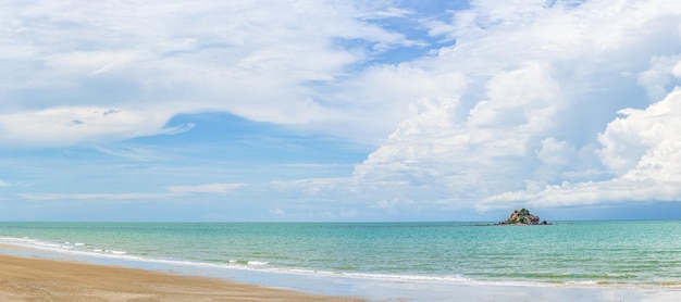 Photo tropical beach and sea in sunny day with small island