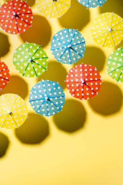 Photo tropical beach umbrella rows from above creative summer vacation and holiday copy space backgground