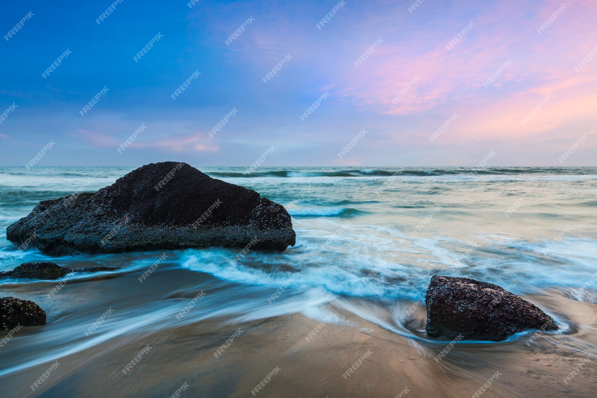 Premium Photo | Tropical beach vacation background - waves and ...