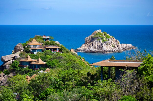 Foto villa sulla spiaggia tropicale in riva al mare a koh tao, samui, thailandia