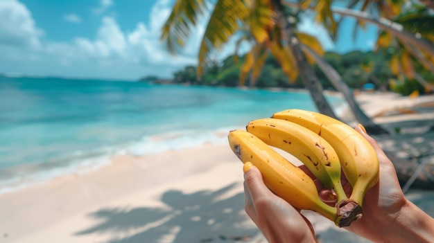Тропический пляж с руками, очищающими банан, наслаждаясь видом на океан