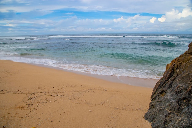 Тропический пляж со скалами и голубым небом