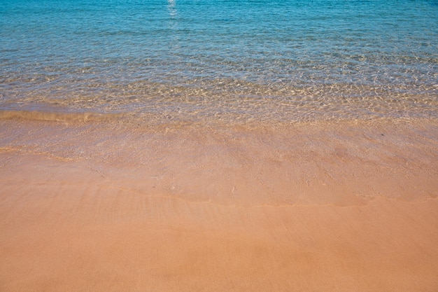 Тропический пляж с морским песком на летних каникулах