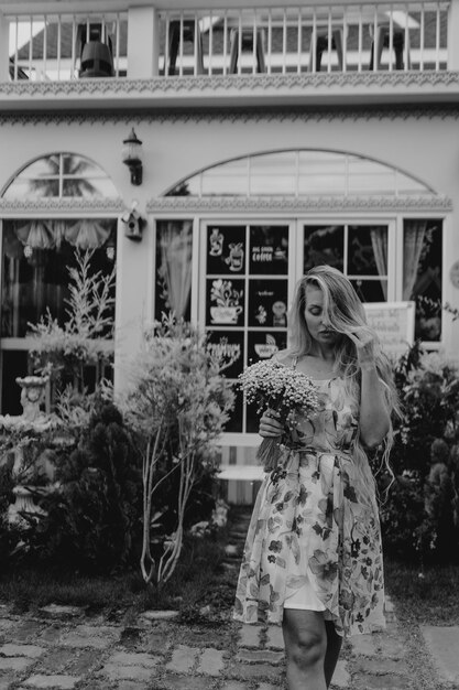 Photo tropical black and white portrait of a girl