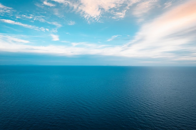 写真 上の熱帯の青い海の形