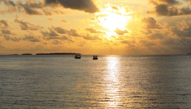 インド洋に沈む熱帯のカラフルな海の夕日