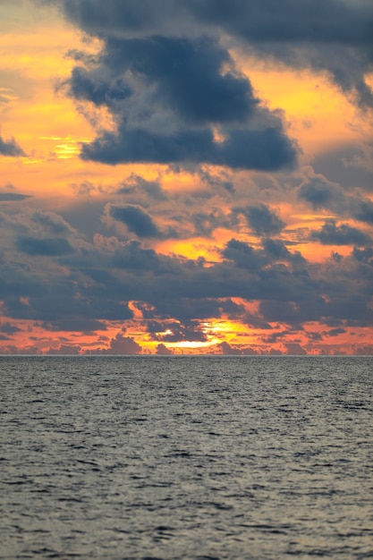 インド洋に沈む熱帯のカラフルな海の夕日