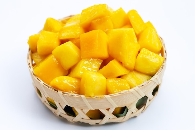 Кусочки манго из тропических фруктов на белом фоне