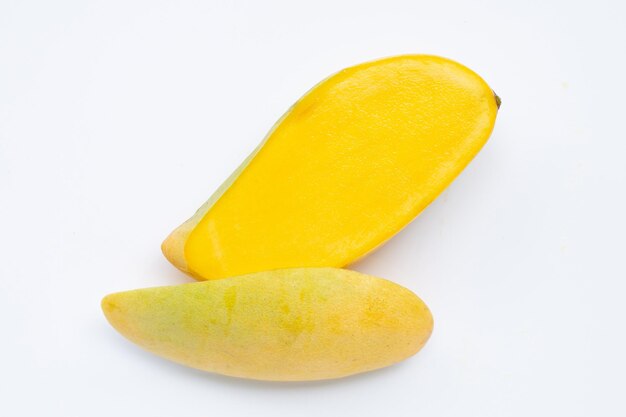 Тропический фрукт манго на белом фоне