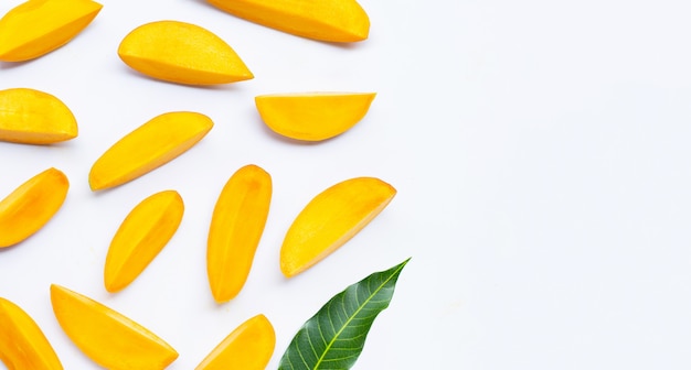 Photo tropical fruit, mango slices with leaf on white isolated. copy space