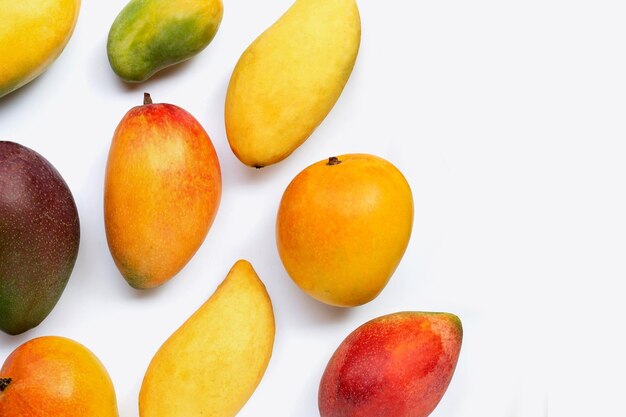 Тропический фрукт манго на белом фоне