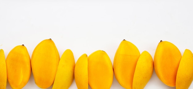 Photo tropical fruit mango on white