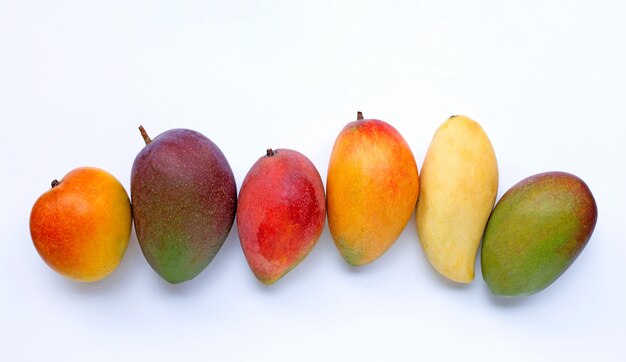 Frutta tropicale, mango su bianco.