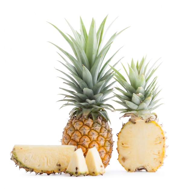 Naturale del taglio della fetta dell'ananas della frutta tropicale isolato su bianco con il percorso di ritaglio