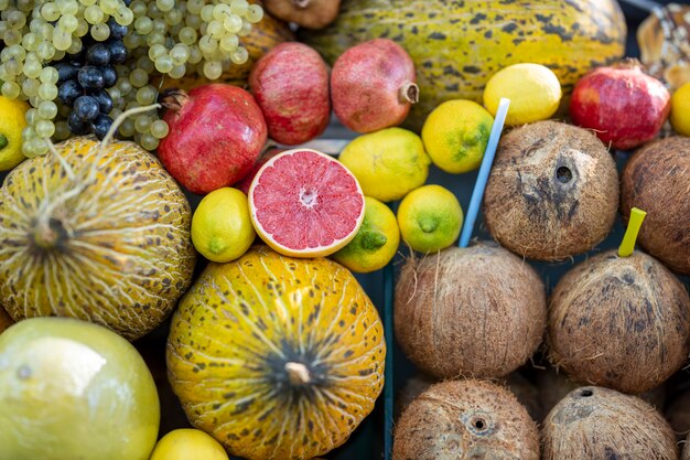 Photo tropical fruits at the market