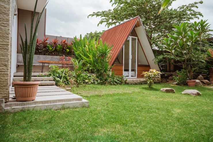 Photo tropical garden backyard during the day with wooden cabin