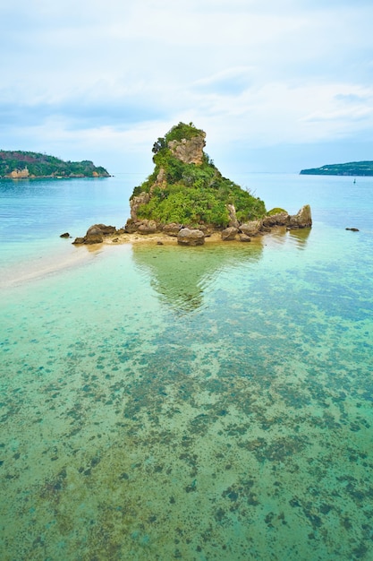 写真 沖縄の熱帯の島と幻想的な緑の海と青い空