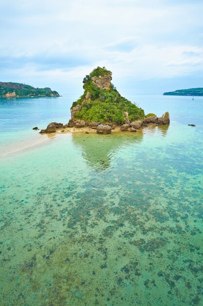 Foto isola tropicale e fantasia mare verde e cielo blu a okinawa, in giappone