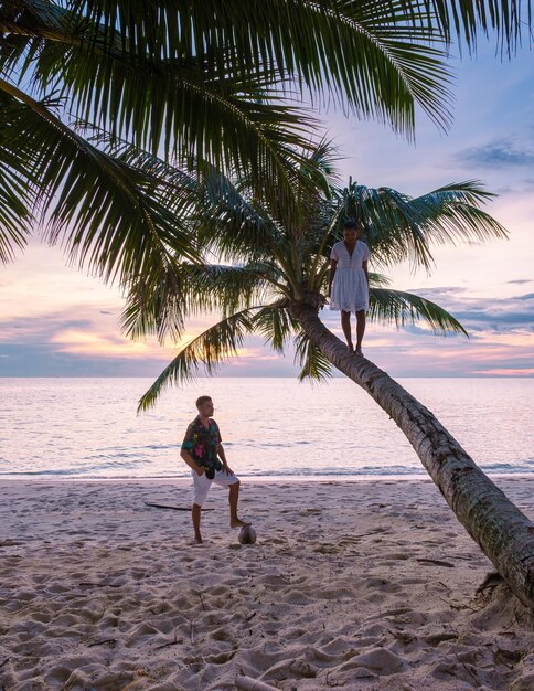 Foto isola tropicale koh kood o koh kut thailandia coppia che guarda il tramonto su una spiaggia tropicale