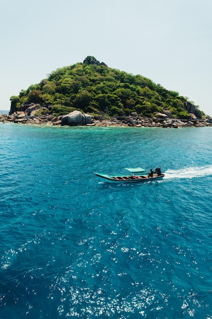 Photo tropical island and longtail boat