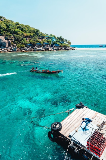 Photo tropical island and longtail boat