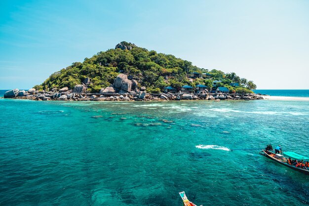 Photo tropical island and longtail boat