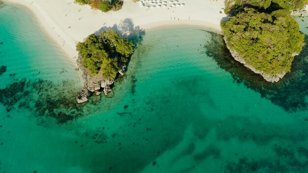 Foto laguna tropicale con acqua turchese e spiaggia di sabbia bianca boracay filippine