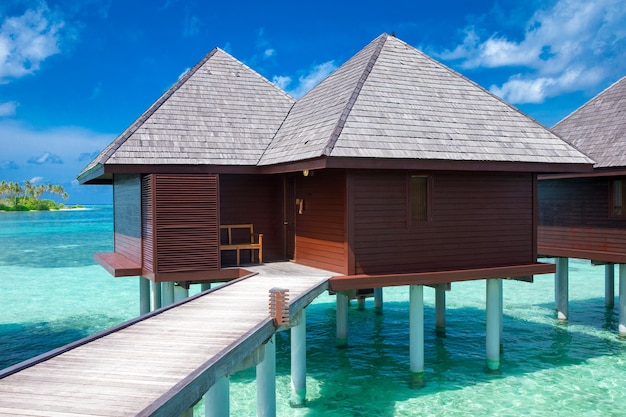 Foto isola tropicale delle maldive con spiaggia di sabbia bianca e mare