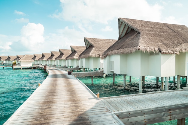 熱帯のモルディブリゾートホテルとビーチと休日休暇の概念のための海の島