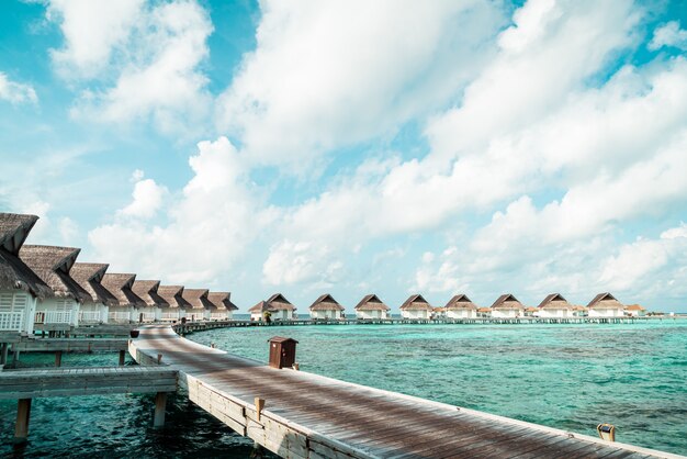 熱帯のモルディブリゾートホテルとビーチと休日休暇の概念のための海の島