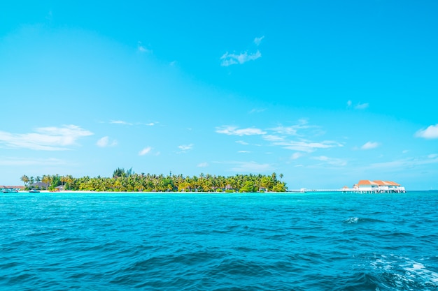 тропический курортный отель на Мальдивах и остров